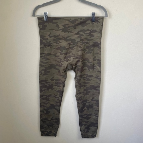 Spanx Look At Me Now Seamless Cropped Leggings - Picture 5 of 7